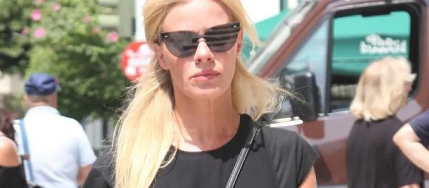 H Ζέτα Μακρυπούλια εμφανώς συγκινημένη στην κηδεία της γιαγιάς της (φωτο)